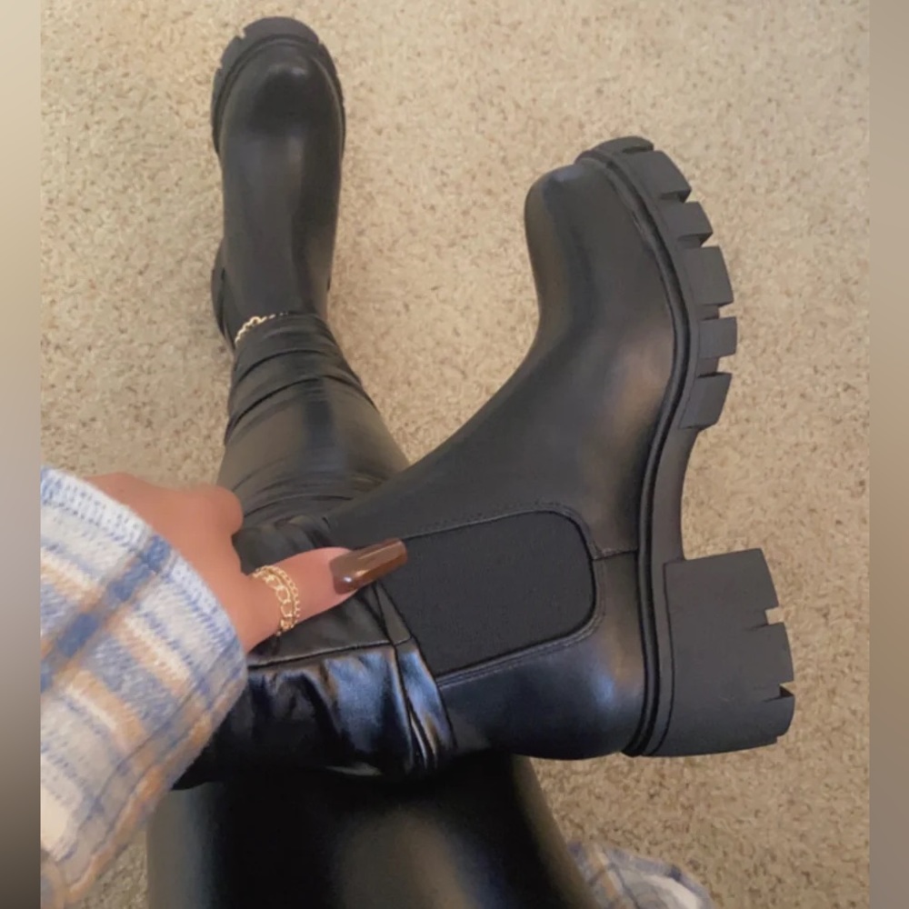 NEW!! BLACK CHELSEA SLIP ON BOOTIE WITH ELASTIC SIDES - Picture 1 of 2